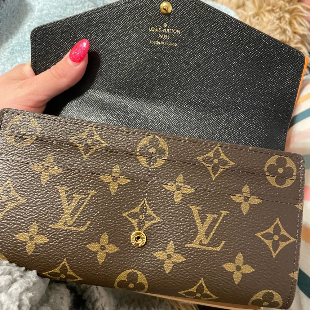 LV Sarah Wallet fold